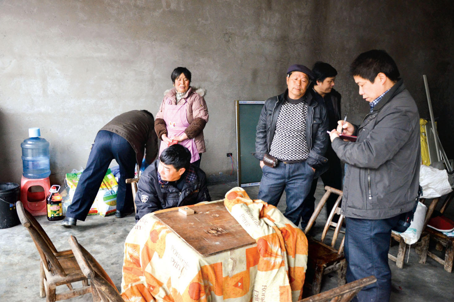 張勇(右一)在黔湘渝交界處的貴州松桃苗族自治縣迓駕鎮貧困戶家採訪